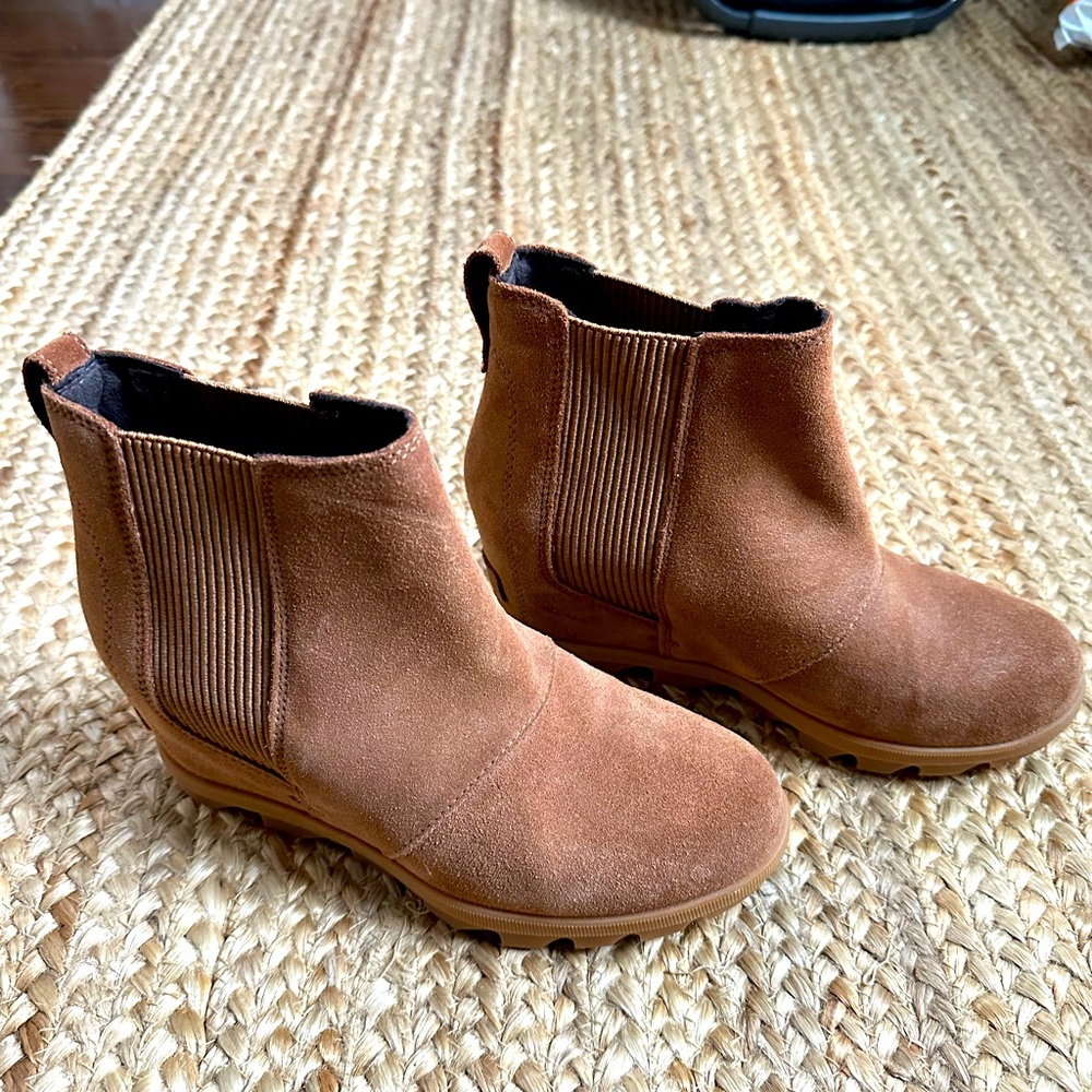 Sorel suede hidden wedge bootie. Size 8